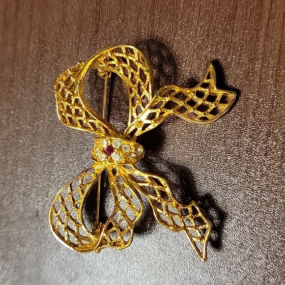 Cut Out Ribbon Bow Gold Tone Brooch Pin Christmas Holiday Clear Red Faux Stones - Picture 13 of 16